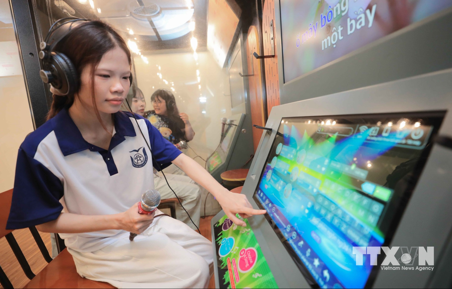 Phòng Đa phương tiện (4 booth nghe nhạc truyền thống, 2 booth karaoke dân ca, 8 màn hình phim tư liệu) mới được đưa vào phục vụ du khách tại tòa nhà Cánh Diều, Bảo tàng Dân tộc học Việt Nam. (Ảnh: Phan Phương/TTXVN)